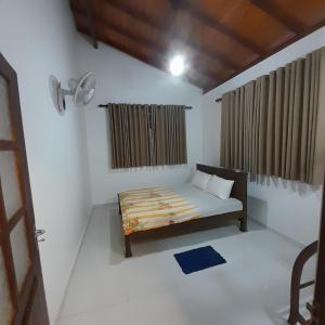 1 dormitorio pequeño con 1 cama en una habitación en Akesha's House, en Weligama