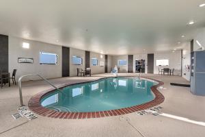 Bazén v ubytování Staybridge Suites Longview by IHG nebo v jeho okolí