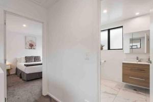 Postel nebo postele na pokoji v ubytování Pet Friendly Close CBD & Te Pae Conference Centre + 20 fotografií