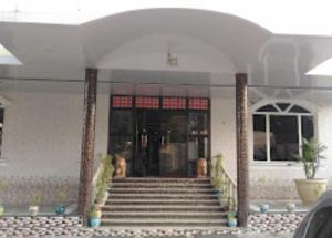 um edifício com escadas em frente a um edifício em HOTEL SHEETAL REGENCY , Mathura em Mathura