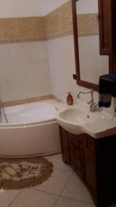 ein Badezimmer mit einem Waschbecken, einer Badewanne und einem WC in der Unterkunft Appartamento Maria in Galatone