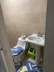 La salle de bains est pourvue de toilettes et d'un lavabo. dans l'établissement La Mezcla Perfecta Hostal, à Managua