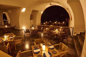 聖克魯斯瓦圖爾科的住宿－瓦圖爾科扎阿斯拉卡米奧真實酒店，享有带桌椅的餐厅的顶部景致