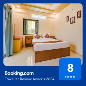 1 dormitorio con 2 camas en una habitación de hotel en FabHotel Galaxy Inn, en Pune