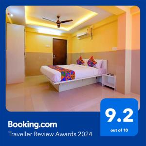 ein Schlafzimmer mit einem Bett mit gelben Wänden in der Unterkunft FabHotel Empire Executive in Pune