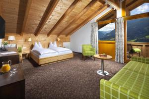 pokój hotelowy z łóżkiem i dużym oknem w obiekcie Hotel Metzgerwirt w mieście Sankt Veit im Pongau