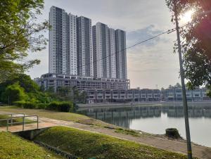 - un grand bâtiment à côté d'une étendue d'eau dans l'établissement Plaza at Kelana Jaya By Kenangan Home 2 Bedroom Balcony, à Petaling Jaya