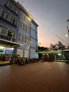 een gebouw met motoren die ervoor geparkeerd staan bij The Vibe Guesthouse in Kampot