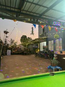 The Vibe Guesthouse في كامبوت: طاولة بلياردو في موقف للسيارات مع وجود طائرات ورقية في الهواء