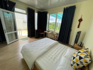 Ένα ή περισσότερα κρεβάτια σε δωμάτιο στο Đông Măng Homestay