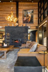 a living room with a couch and a fireplace at Penthouse Sammon in Levi