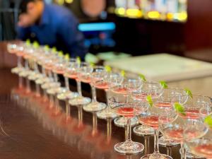 uma fila de copos de vinho sentados num bar em Đông Xuyên Hotel em Long Xuyên