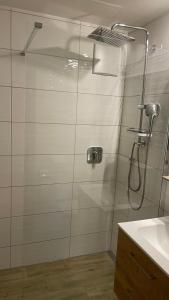 y baño con ducha y lavamanos. en Ferienwohnung Panoramablick en Bolsterlang