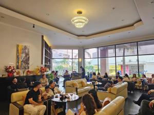 un groupe de personnes assises dans une salle d'attente dans l'établissement Đông Xuyên Hotel, à Long Xuyên