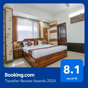 pokój hotelowy z łóżkiem i oknem w obiekcie FabExpress Vistara Grand w mieście Haridwar