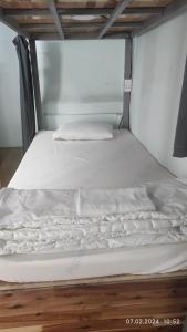 Cette chambre comprend un grand lit blanc. dans l'établissement Kim Hostel, à Hô-Chi-Minh-Ville