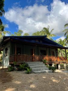 zielony dom ze schodami przed nim w obiekcie Buhay Probinsya - Bubolongan w mieście El Nido