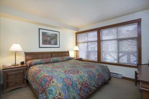 En eller flere senger på et rom på 3304 - One Bedroom Den Standard Powderhorn Lodge condo
