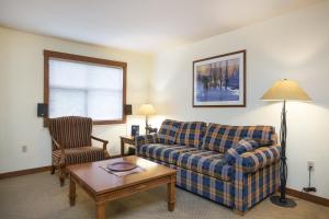 Et sittehjørne på 3304 - One Bedroom Den Standard Powderhorn Lodge condo