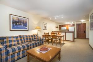 Et sittehjørne på 3304 - One Bedroom Den Standard Powderhorn Lodge condo