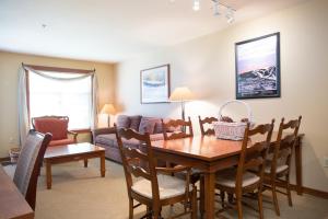 comedor y sala de estar con mesa y sillas en 3406 - One Bedroom Den Standard Powderhorn Lodge condo, en Solitude