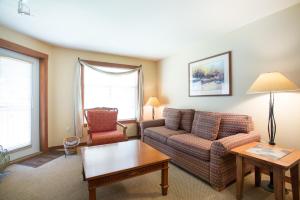 sala de estar con sofá y mesa en 3406 - One Bedroom Den Standard Powderhorn Lodge condo, en Solitude