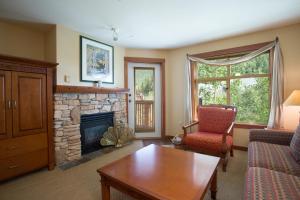 A seating area at 3406 - One Bedroom Den Standard Powderhorn Lodge condo