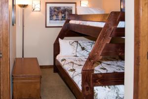 En eller flere køyesenger på et rom på 3505 - One Bedroom Den Standard Powderhorn Lodge condo