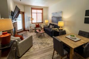 A seating area at 3106- One Bedroom Den Deluxe Powderhorn Lodge Hotel Room