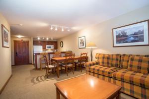 un soggiorno con divano e tavolo di 3313 - One Bedroom Den Standard Powderhorn Lodge condo a Solitude