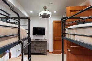 1 dormitorio con 2 literas y TV en 2307- Two Bedroom Den Deluxe Eagle Springs East Hotel Room en Solitude