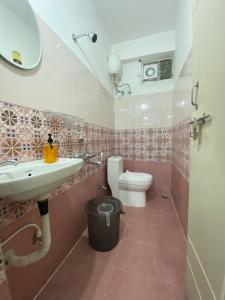 La salle de bains est pourvue d'un lavabo et de toilettes. dans l'établissement Millennia service apartments, à Hyderabad