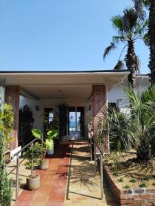 uma casa com uma escada que leva à porta da frente em Pension Le Passage - Vacation STAY 11300v em Tottori