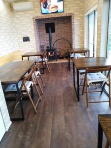 comedor con mesas de madera y chimenea en Pension Le Passage - Vacation STAY 11300v en Tottori