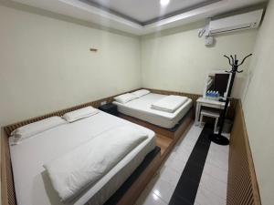 Un pat sau paturi într-o cameră la Grand Line Hotel Semporna