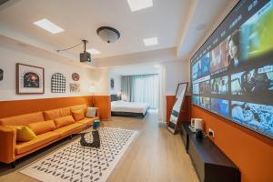 un soggiorno con un divano e una grande TV di Cloud Expo Apartment a Shanghai