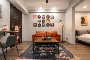 a living room with a couch and a table at 一抹云栖世博店-公寓民宿 Bed and Breakfast in Shanghai