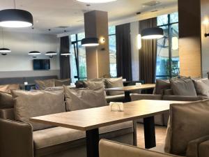 Lounge nebo bar v ubytování Raavah Aparthotel