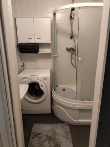 カルドラにあるKooli Apartment Kärdlasの小さなバスルーム(トイレ、シャワー付)