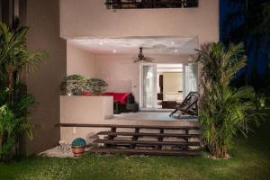 a living room with a red couch and some palm trees at Klong Son Resortel in Ban Khlong Son