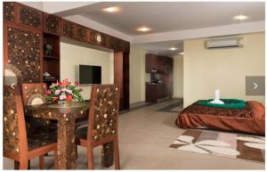 a room with a dining table and a bedroom at Klong Son Resortel in Ban Khlong Son