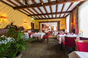 A restaurant or other place to eat at Hotel Cafe Restaurant De Gouden Karper