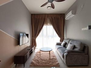The Horizon Ipoh 3BR L16 by Grab A Stay في ايبوه: غرفة معيشة مع أريكة وطاولة