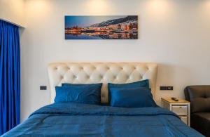 une chambre avec un lit avec des oreillers bleus dans l'établissement Jomtien Beachfront Stylish Studio , Stunning Seaview , Big Pool, à Jomtien Beach 33 autres photos