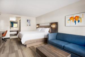 Postel nebo postele na pokoji v ubytování Holiday Inn Express Simi Valley by IHG