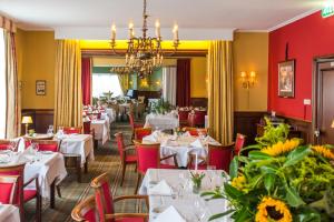 Restoran või mõni muu söögikoht majutusasutuses Hotel Cafe Restaurant De Gouden Karper