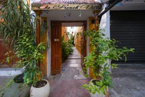 uma entrada para uma casa com plantas em frente em The French Villa em Pondicherry