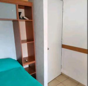 Habitación con cama y armario. en Casa sola dos niveles, en Chalco de Díaz Covarrubias