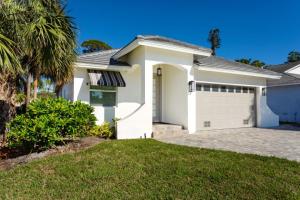 a white house with a garage at Tuscan Vacation Rental in Naples