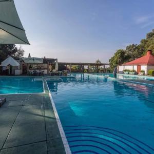 une grande piscine d'eau bleue dans l'établissement Club Santa Maria, à Cuernavaca